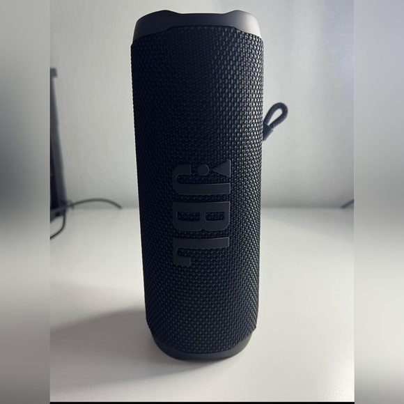 Jbl flip 6 (WITH RECEIPT) - Picture 2 of 5